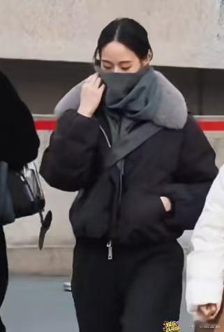 张钧甯春晚联排穿的衣服售罄了  张钧甯春晚联排穿的衣服售罄了，这个衣服真的是太抢