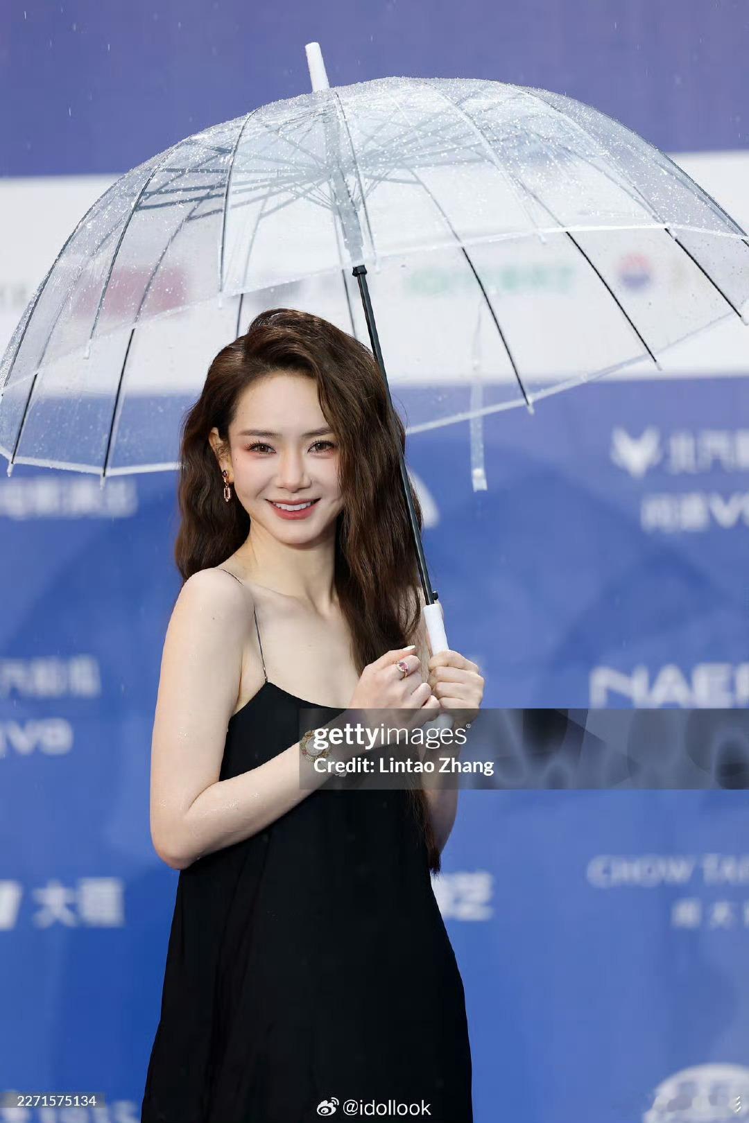 别人的红毯靠脸，戚薇红毯靠背。黑色吊带露背裙一穿，《为我的心动买单》还没上映，后