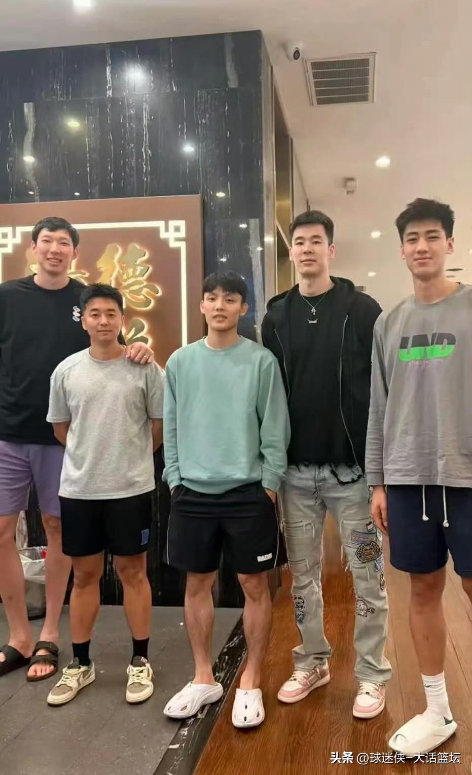这阵容啥水平？周琦+徐杰+郭昊文+刘金雨，就差一个锋线了！

在美国特训的徐杰，