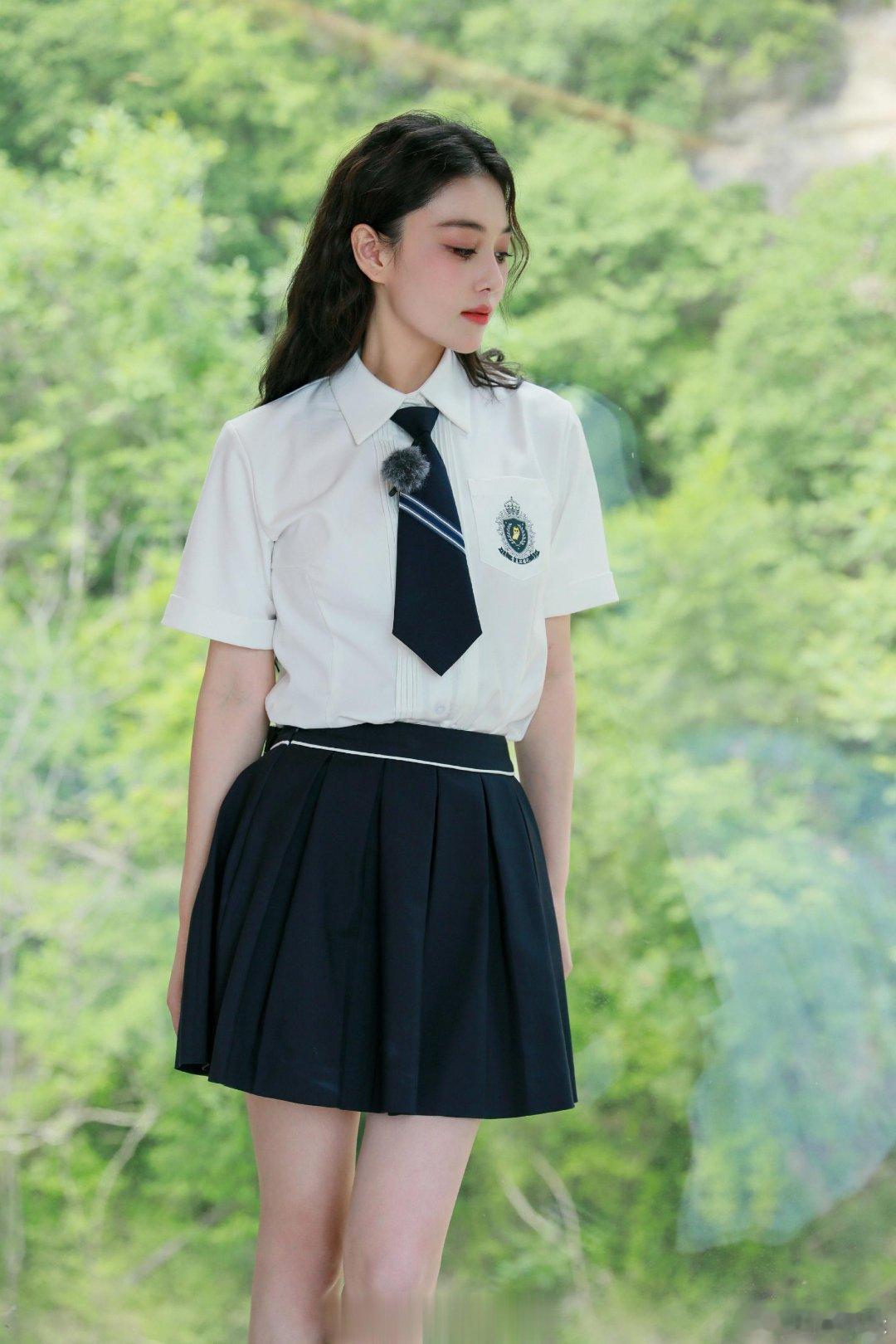 张馨予玩起了学院风，让我想起她上学那会应该叫张燕吧？ 