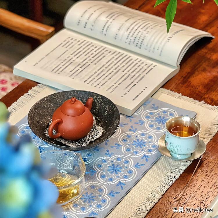 《光阴绝句》
沸水倾杯叶自旋，慢熬一盏味方绵。
人生何必求浓烈，岁月悠然即洞天。