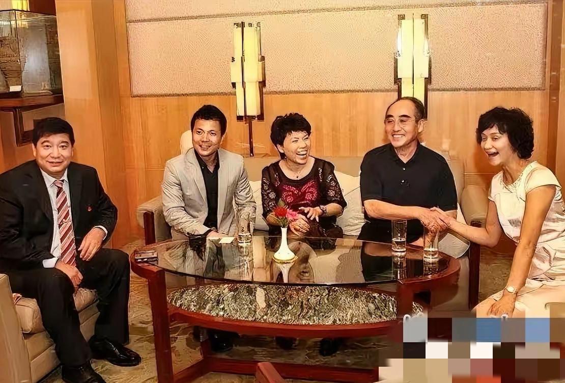 5位体育大咖同框：我认出了西装革履的王义夫，喜容绽放的邓亚萍；把手言欢的庄则栋与