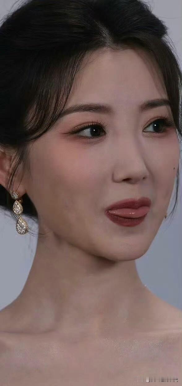 毛晓彤怼脸拍，性感吐舌 ​​​