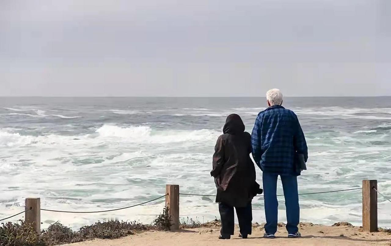 人到六十，啥名利都看淡了，就图个身子骨硬朗，图个一家人整整齐齐。以前是为了生活奔