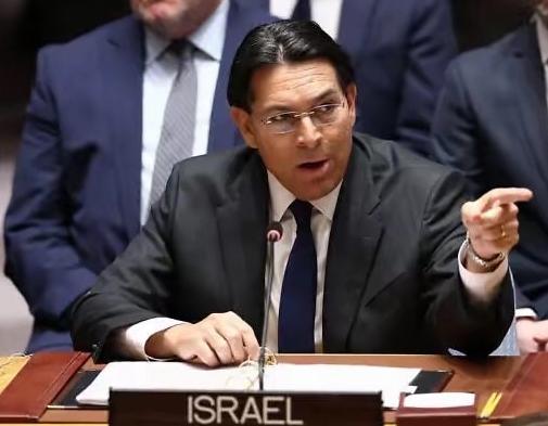 以色列大使在联合国会议上，说话完全不讲道理。他一边指责伊朗，一边帮美以的军事行动