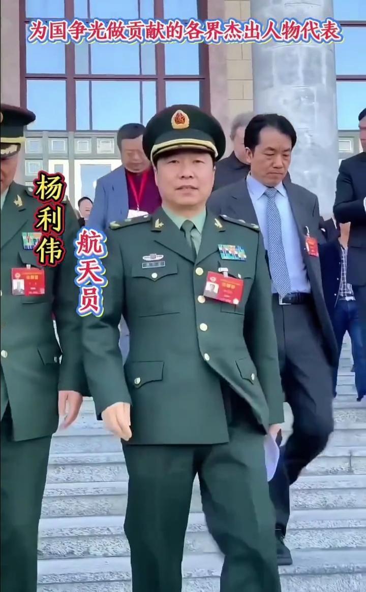 为国争光做贡献的各界杰出人物代表。
WHEN YOU DRIVE NEVER D