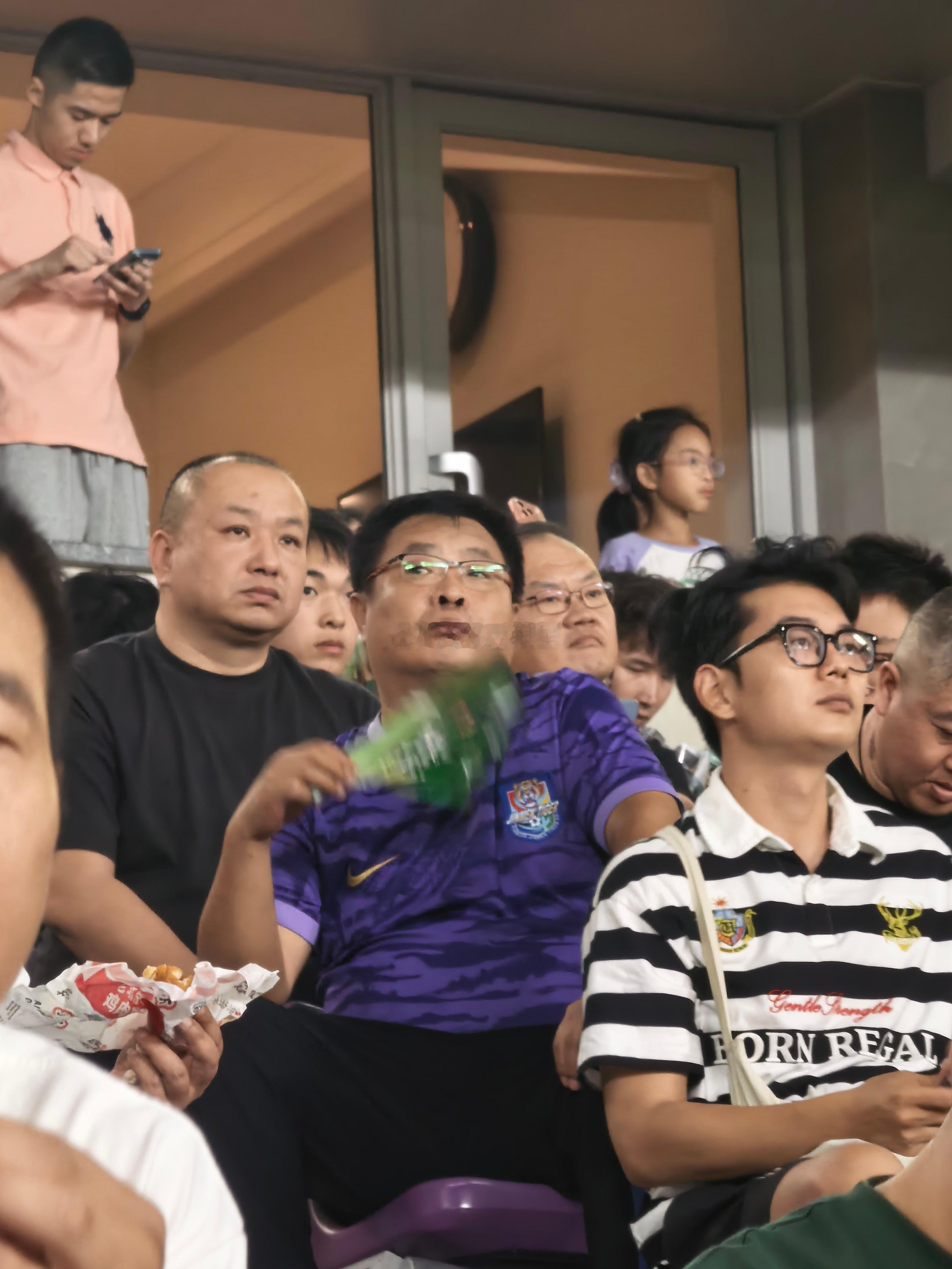 浙江的老师给我发来的现场照片。浙江队的主场，还有小虎的球迷去现场观战[哈哈][哈