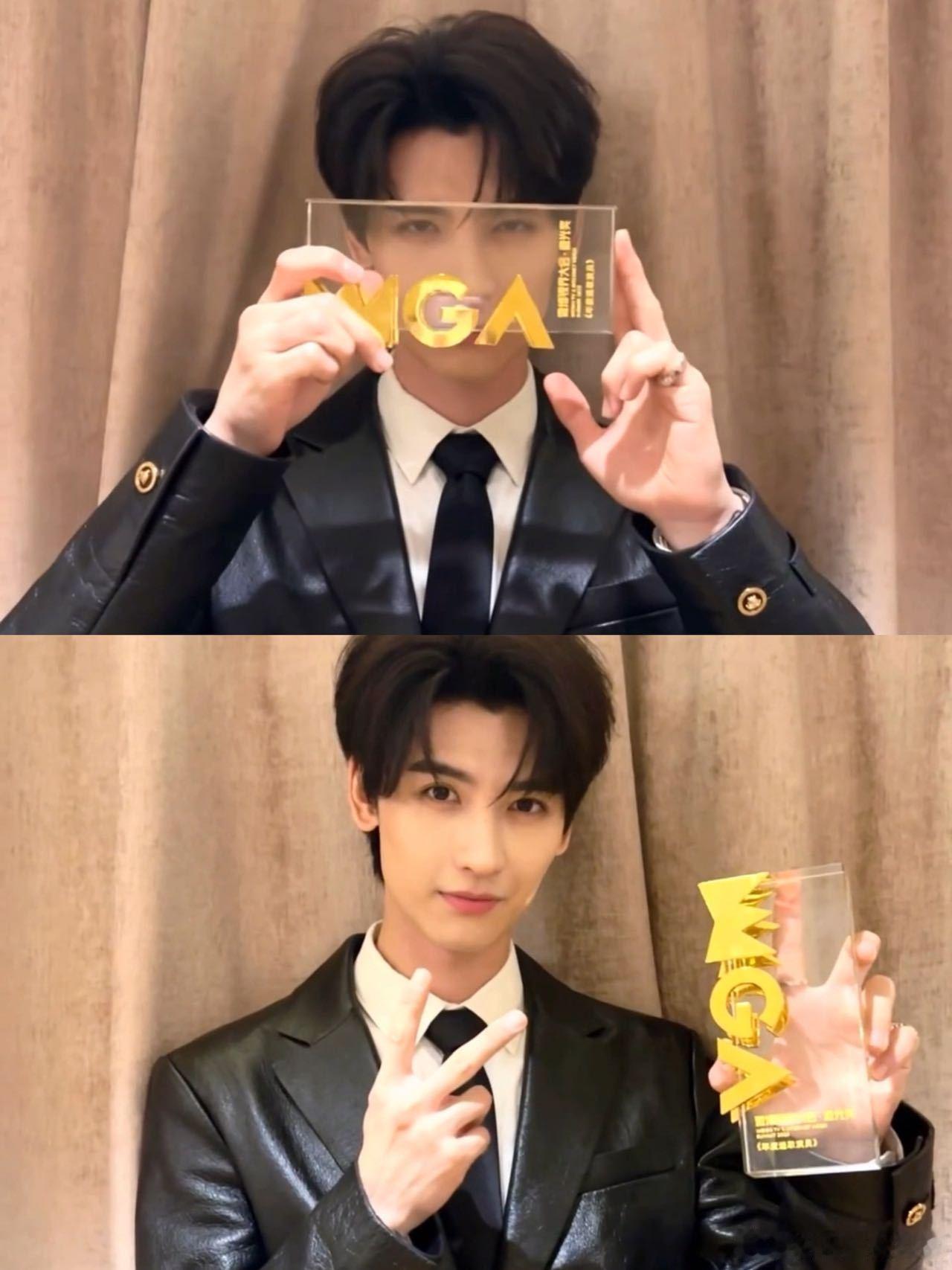 我小时候得奖就像黄俊捷这样黄俊捷：怎么办得奖了我要让全世界都知道看得出来黄俊捷真