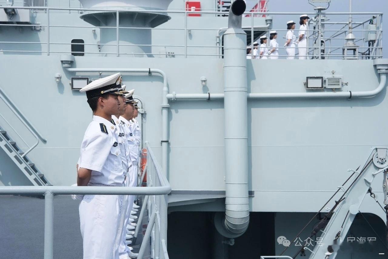 83舰编队完成远海综合实习访问任务，今天回到大连某军港。海军83舰编队凯旋