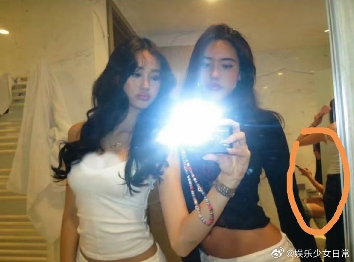 钟丽缇女儿考拉争议自拍照里姐姐在上厕所，考拉自己打码却不管别人隐私。16岁不是借