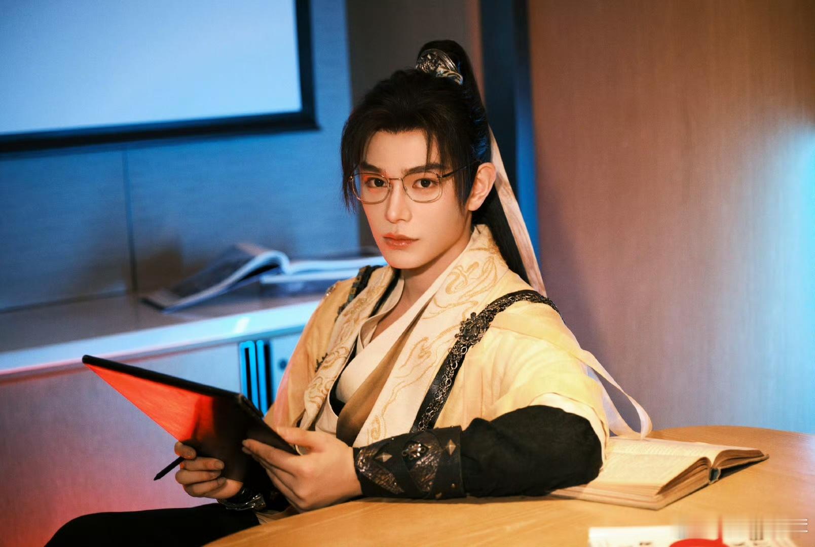 #丁禹兮给我迷成智障了#丁禹兮的魅力是致命的诱惑，扫楼的绝佳状态和出发视频中拿着
