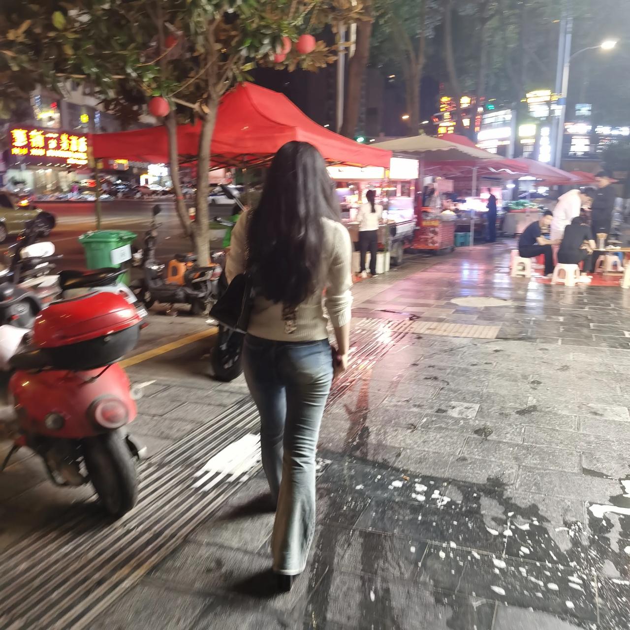 前几天三姨介绍的对象，34岁的某国企小领导，今天主动约我吃饭了，评论区很多网友给