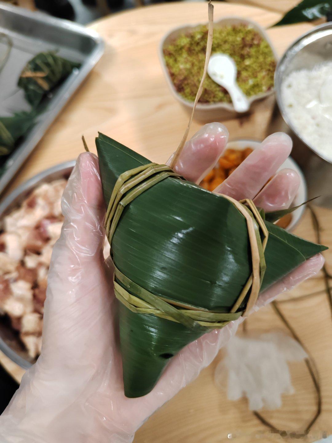 我肯定是包粽子天才来的，这可是我第一次包粽子