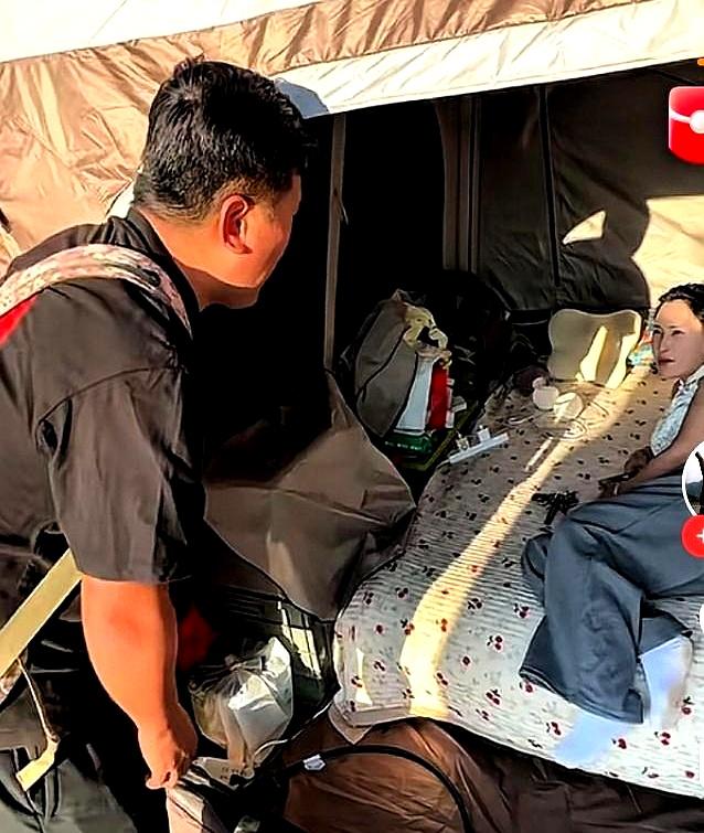 独自露营时，帐篷外突然来了位徒步男子，说自己累得走不动，想在旁边搭帐篷歇歇。
大