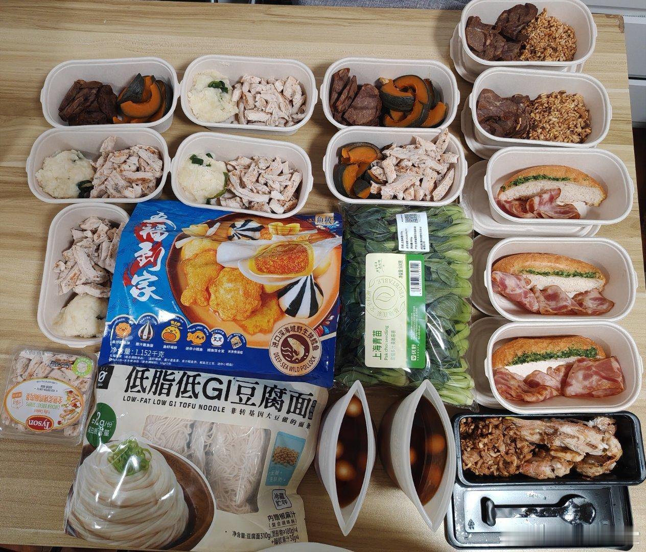 豆腐面每包300卡鱼宝每次150g，每次200卡，这俩一起煮来吃，午餐土豆泥每份