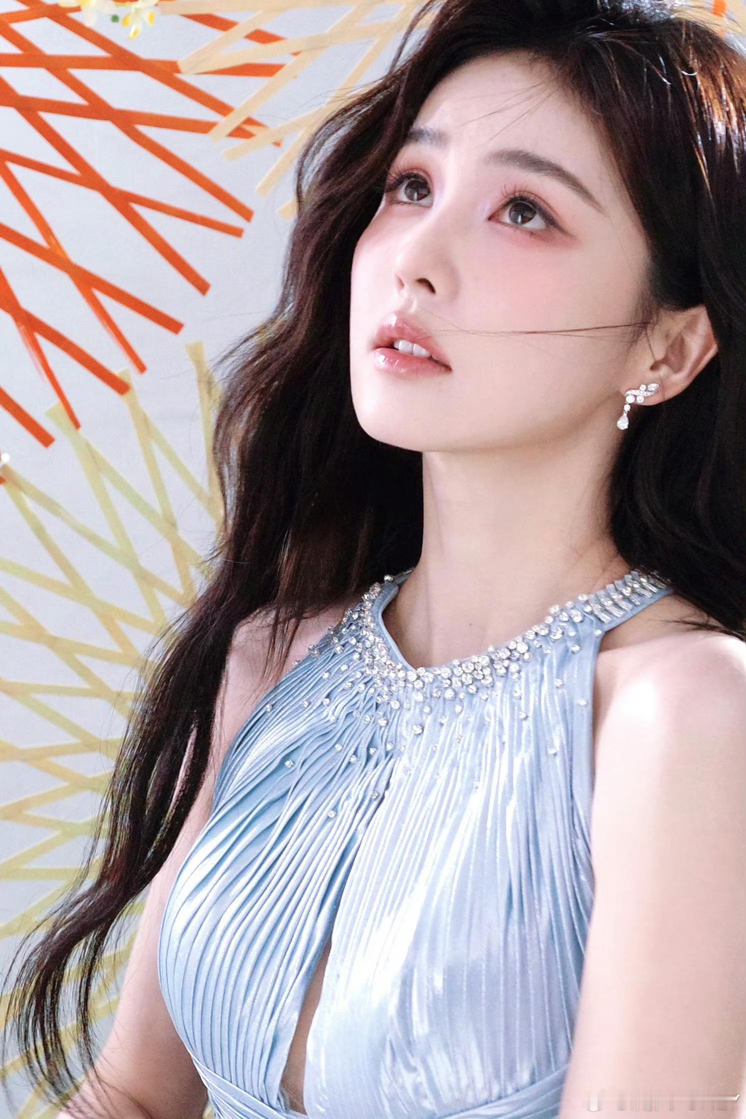 与人方便与己方便，说的就是白鹿，眼里的温柔源自内心的善良，她是宁愿自己苦一点累一