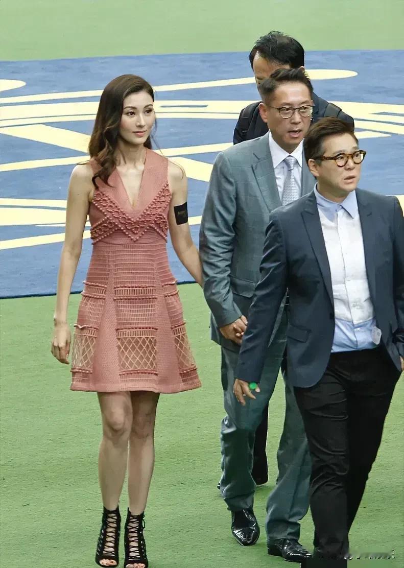 李嘉欣是个狠人！前30年努力打拼自己的事业，赚得盘满钵满，后20多年一直努力追求