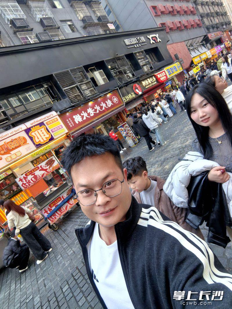 纵身一跃，河南游客长沙勇救落水女童