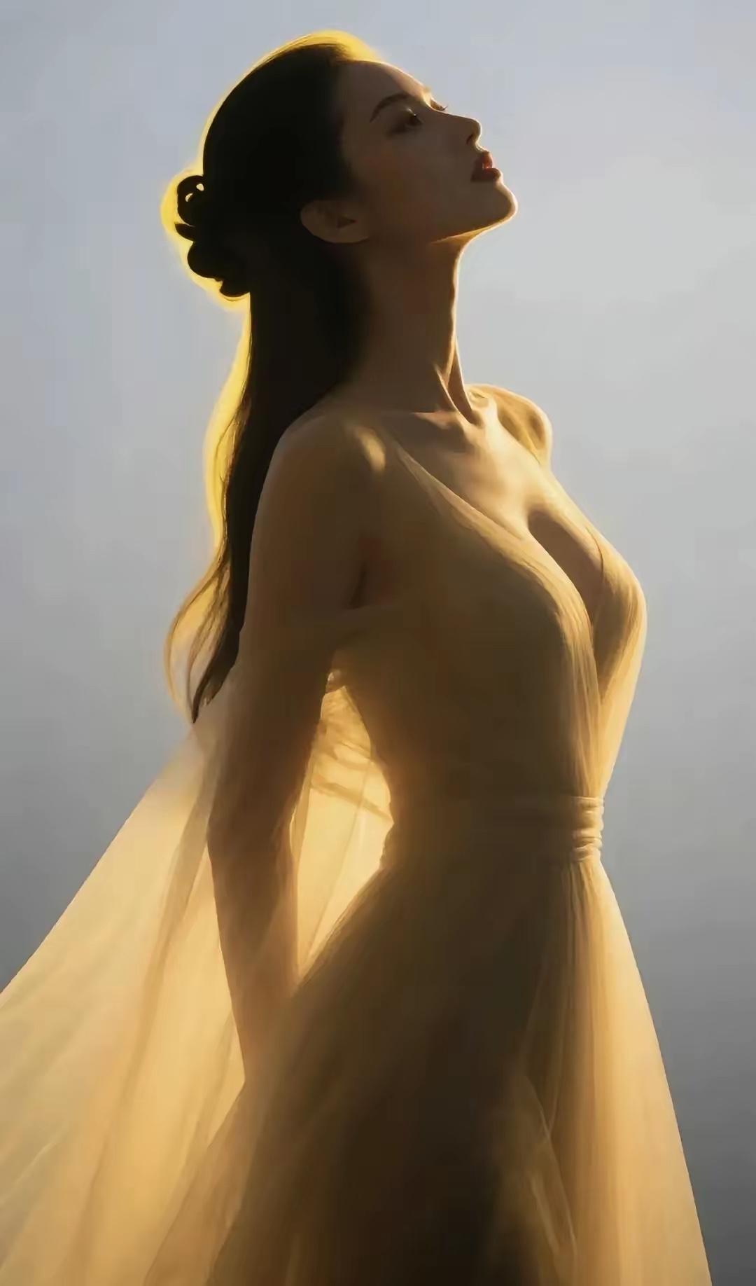 逆光而行，不问归途。让金色的光落在发梢、落在裙摆，把平凡的日子，拍出神明的氛围感