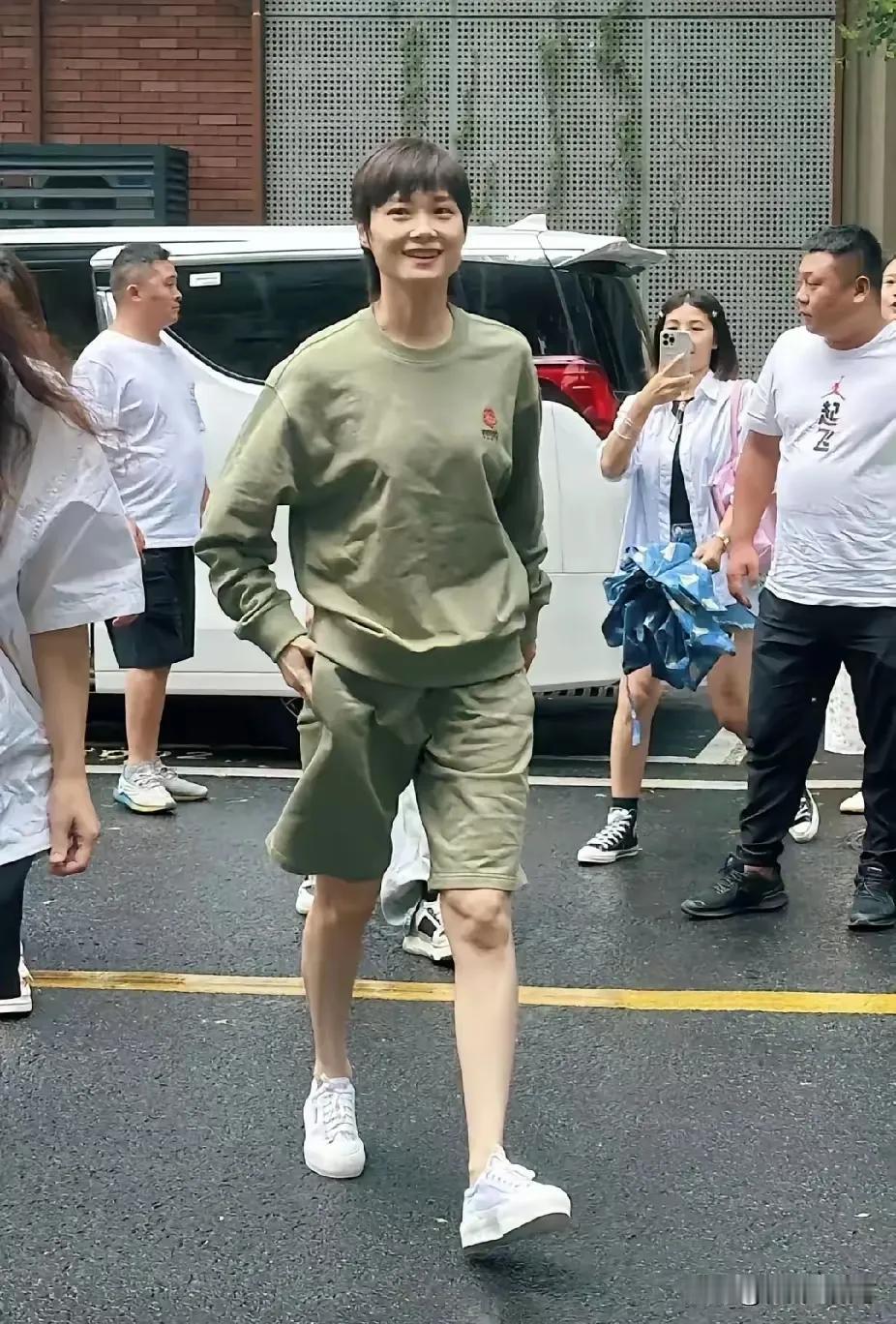 她叫李宇春，因“超级女声”而改变命运的普通女孩。
         当然，没有出