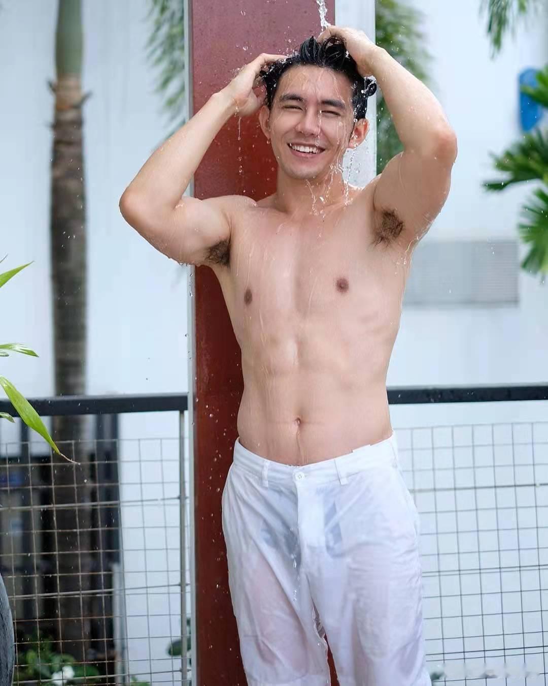 真正好男人标准：
脾气好，
孝敬父母，
爱老婆疼孩子，
不抽烟不喝酒，
注重锻炼