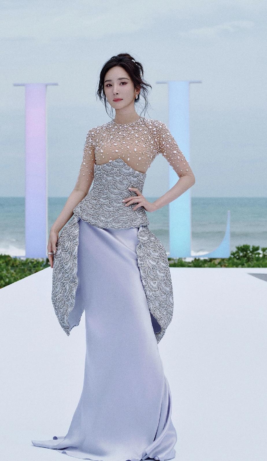 模特是露点的，
杨幂是全封闭的，
所以这衣服看着有点怪怪的，
确实有些不好看[捂