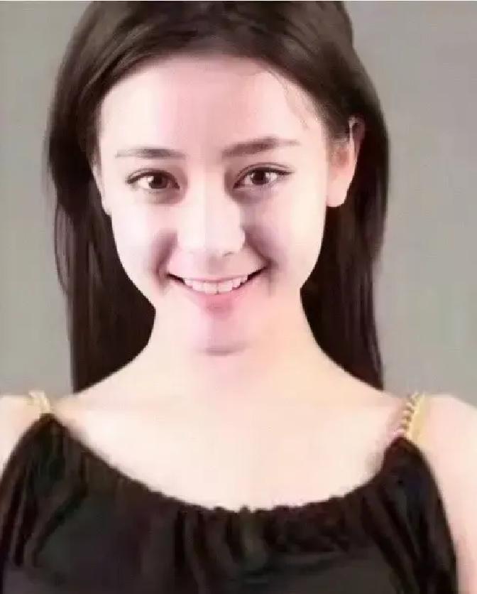 15号《白日提灯》官微甩出海报，我第一眼就盯到迪丽热巴右脸。

下颌线直接失踪，