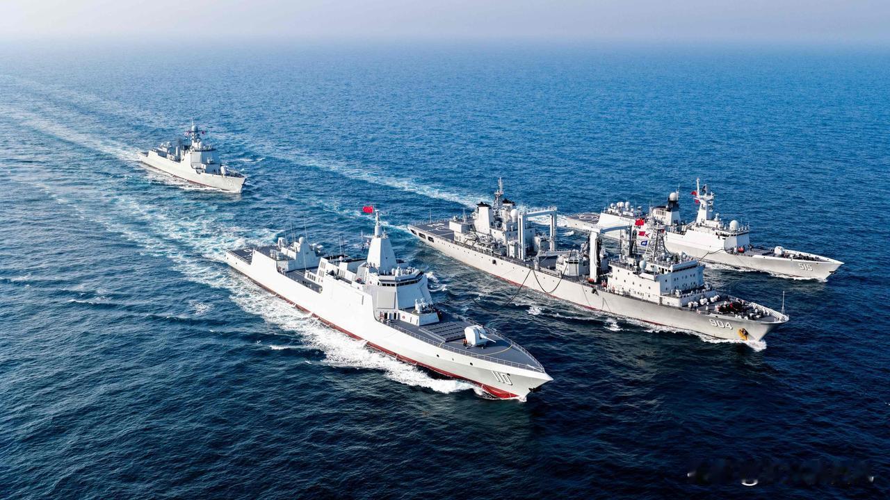 新加入人民海军的110号安庆舰舰艇编队在东海某海域开展了多科目训练高清图集。