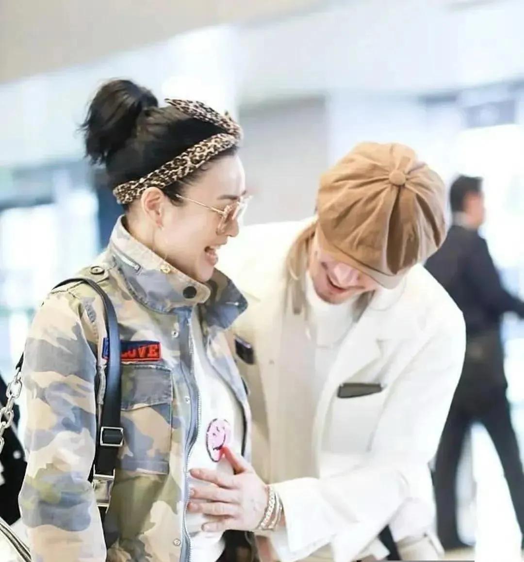 张伦硕也太会了，哄女人他是认真的，虽然比钟丽缇小12岁，但他会把情绪价值拉满，全