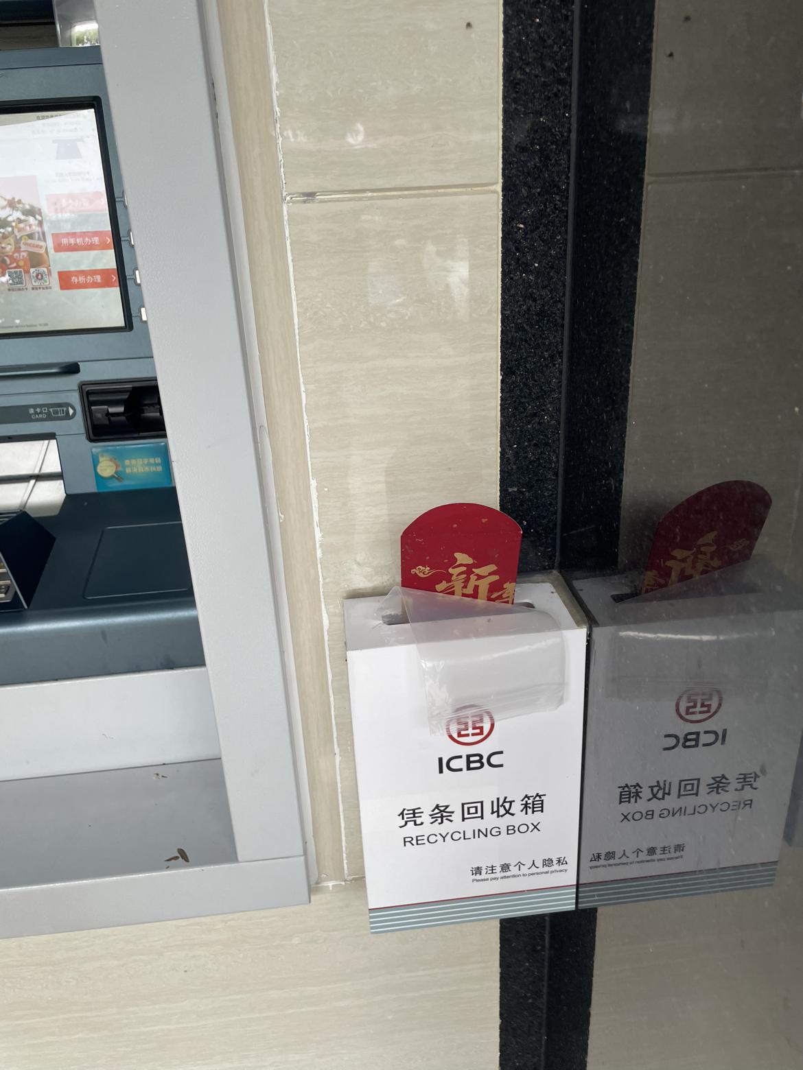 今天状态轻松愉快，可外面却下起了雨。不过这雨丝毫没影响我的好心情。
撑着伞走在路