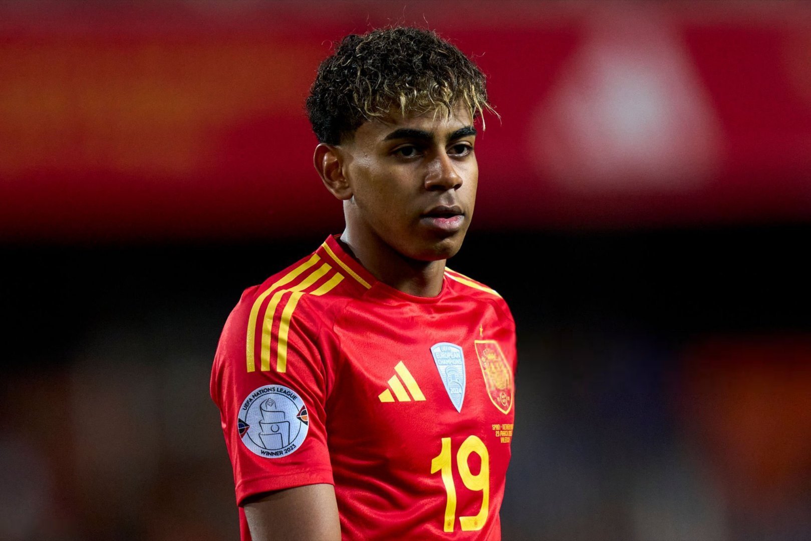 每体记者：双标狗！ 马德里圈内人士，尤其是弗洛伦蒂诺·佩雷斯身边最亲近的人，对巴