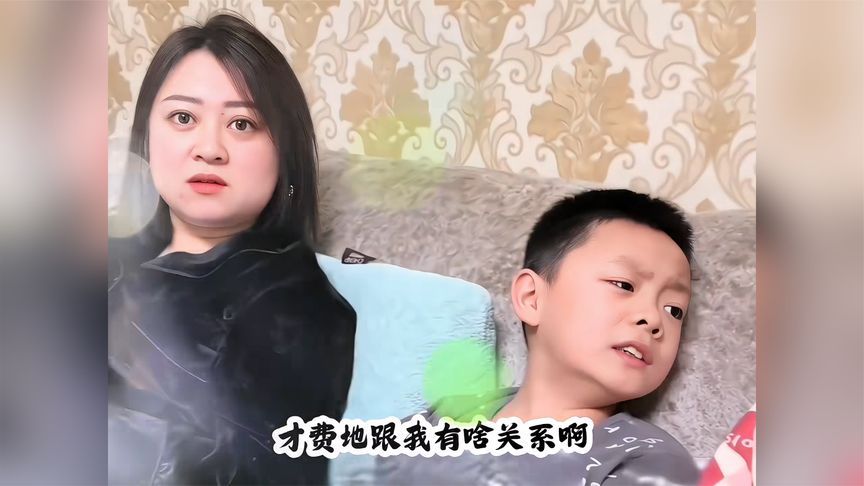 姐姐使唤弟弟端茶倒水接洗脚水！孙队长：狗没养上，把我当狗养了