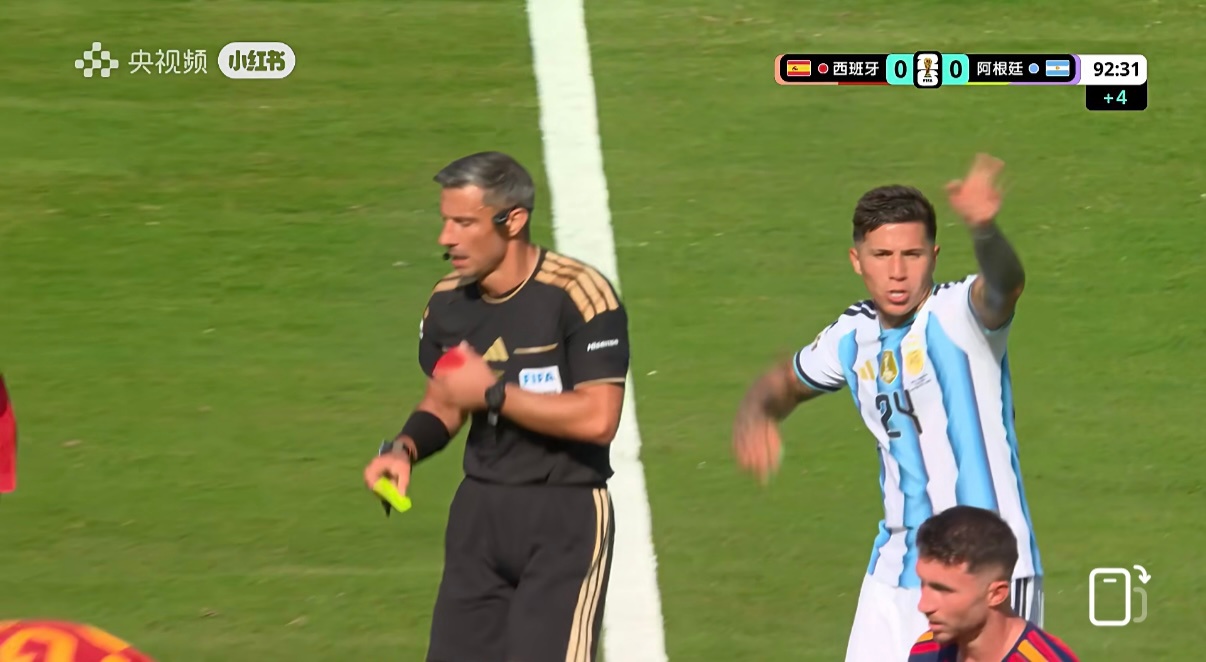西班牙vs阿根廷转折点：恩佐两黄变一红，被罚下去了！加时赛，🇦🇷10打11。