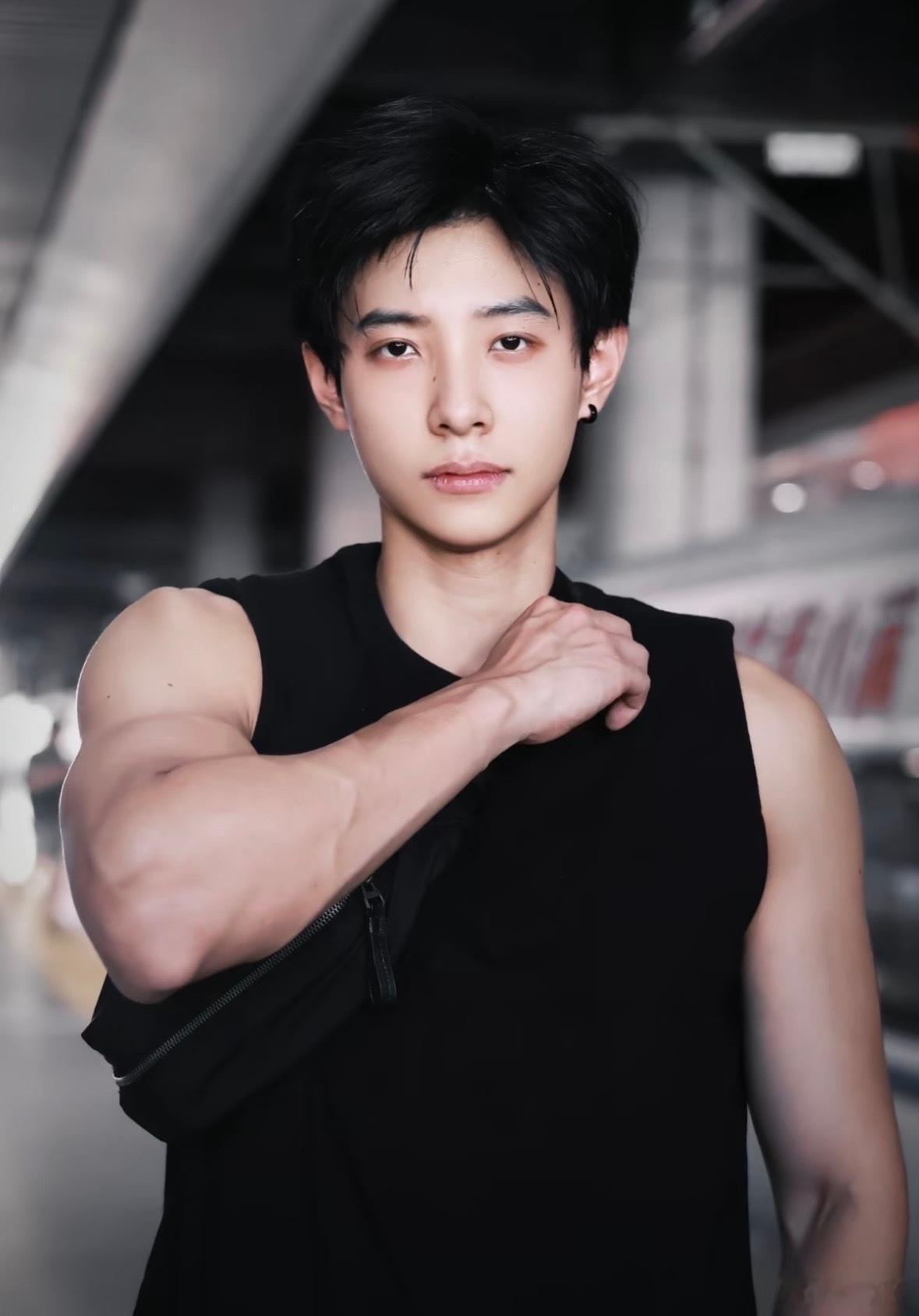 马小宇浑身上下高冷的只有外套 嘴上喊着 “我不可爱”，行动却全程卖萌，耳背 + 