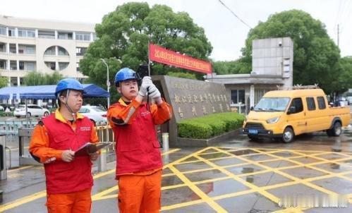 椒江海门老街保供电贴心服务暖商户 这次专项服务不仅排查了隐患，更拉近了与群众的距