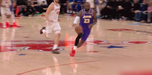 41岁的詹姆斯，在湖人客场赢火箭的比赛里炸了。
上半场就轰进4记暴扣，还直接隔