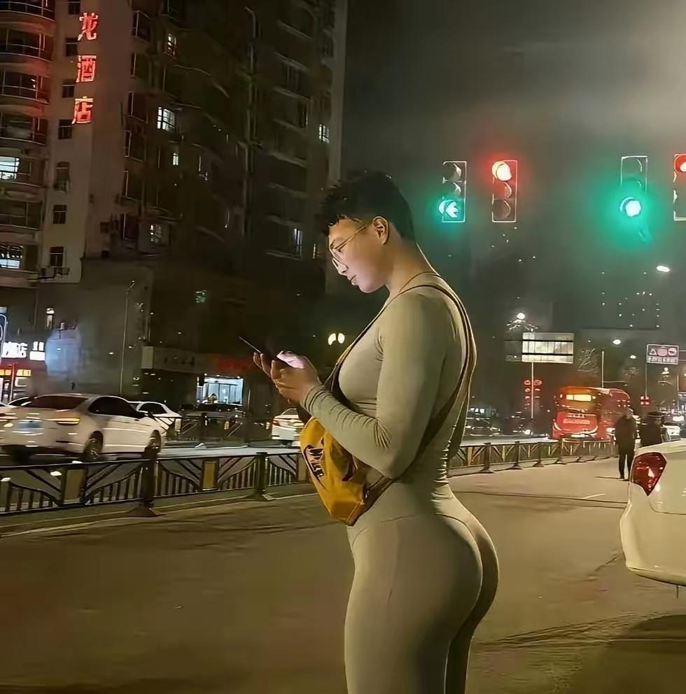 如果超人看到这个打扮，估计都要换装了！女子穿瑜伽裤在公众场合尚可理解，男子穿瑜伽