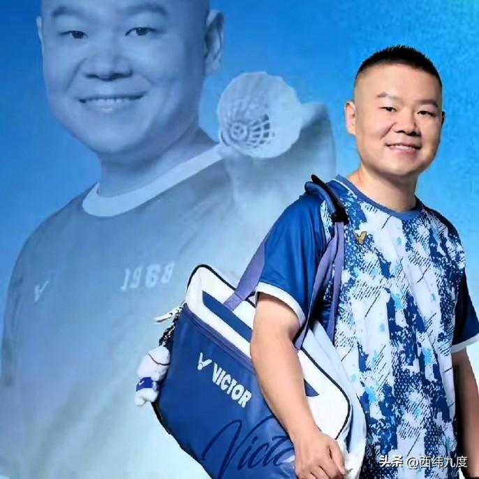 岳云鹏进军体育领域，证明草根羽毛球正在迅速崛起。
一个相声演员拿到了专业羽毛球品