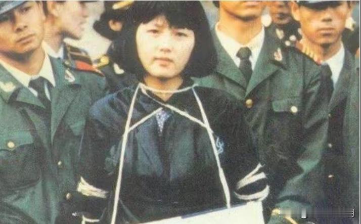 1991年，20岁美女陶静被押赴刑场时，要求取下避孕环，警察：可以。

陶静出生
