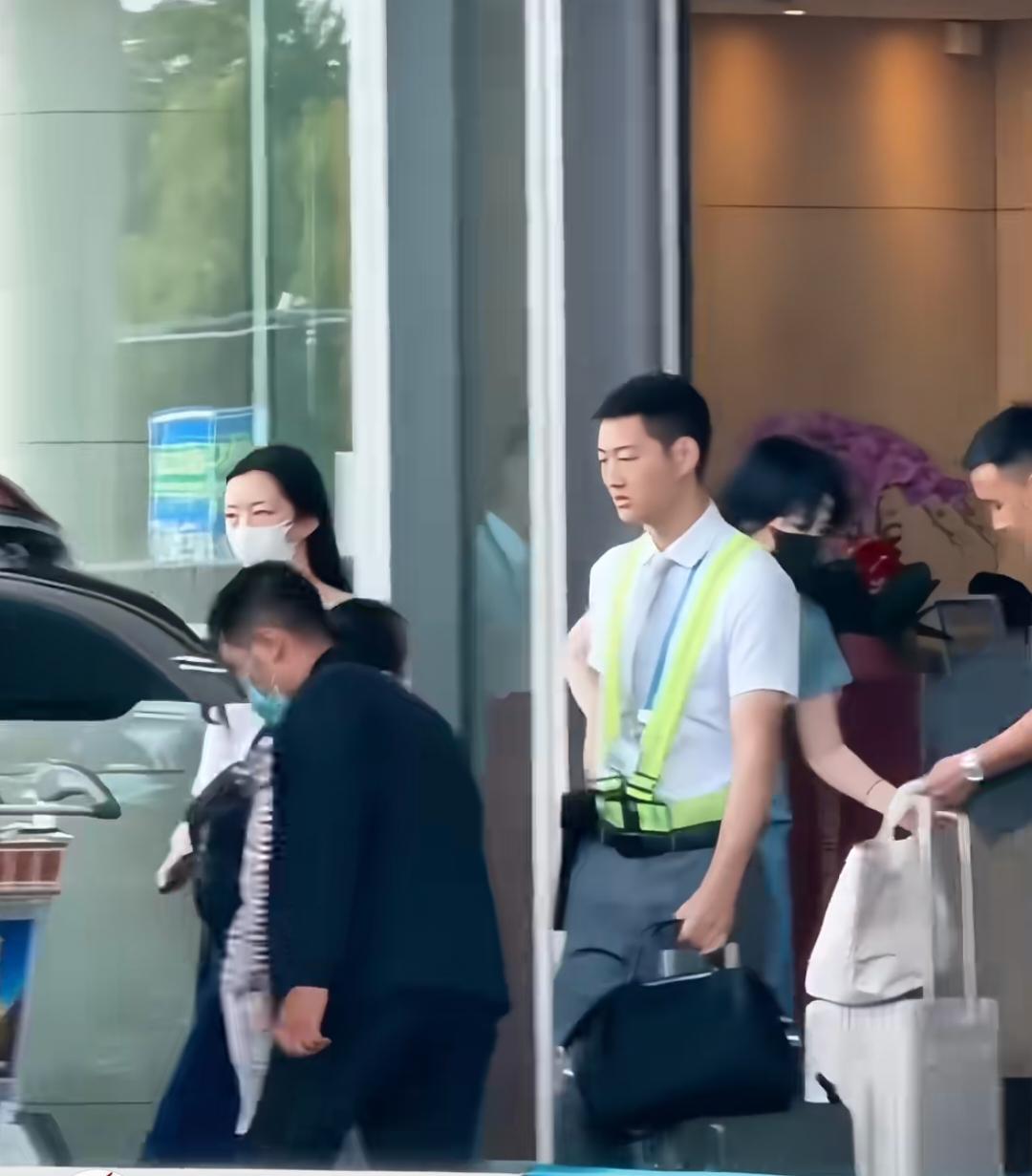 李嫣母女最近在云南小住，感觉李嫣也好忙啊！前几天爸爸李亚鹏咖啡馆开业的时候去给爸