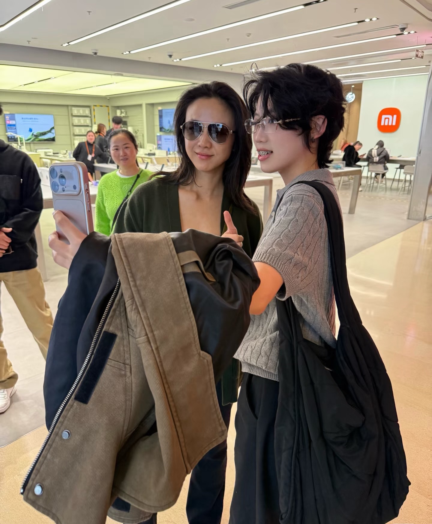 汤唯逛街被路人偶遇，本人态度很随和，很爽快答应拍照了