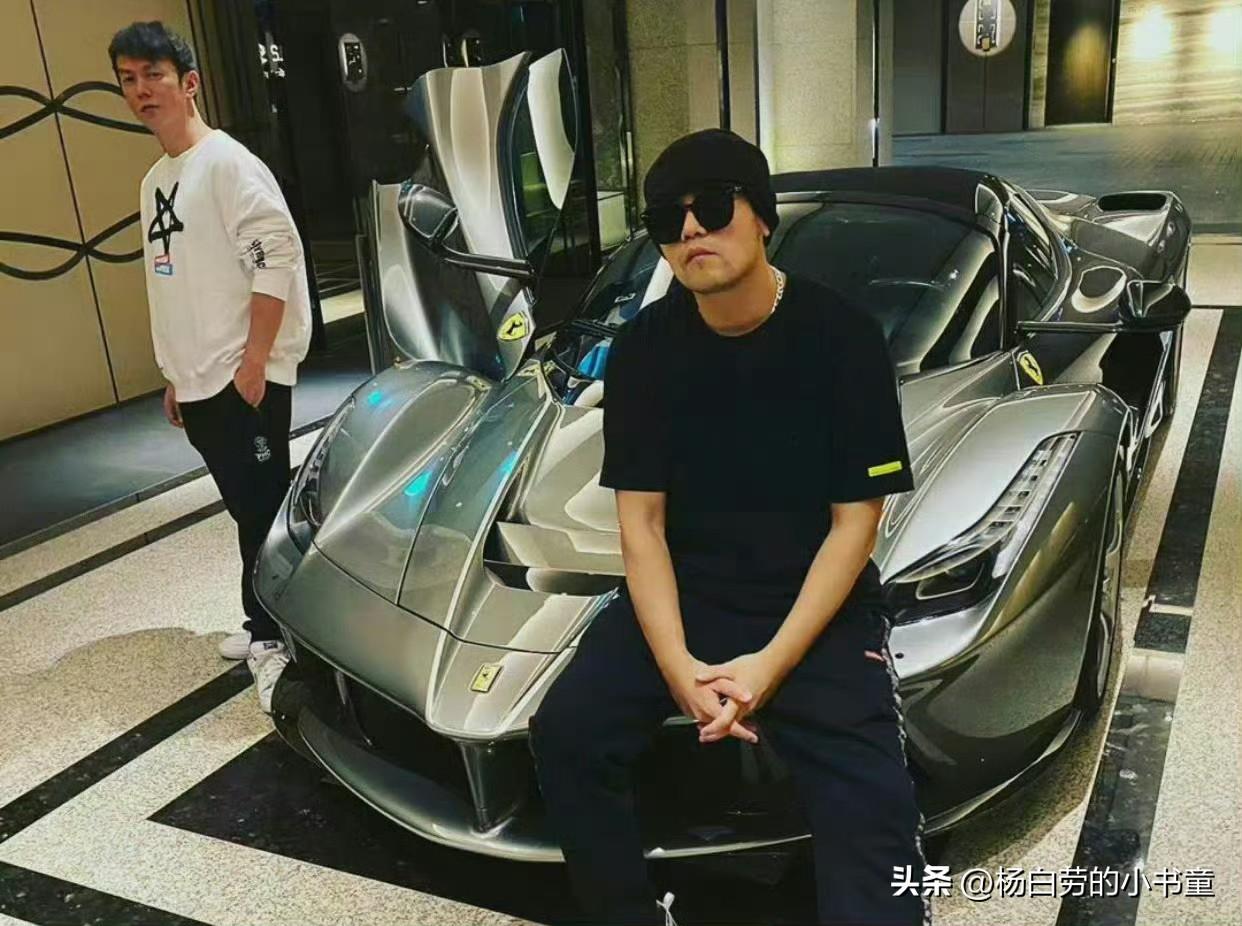 周董准备换跑车啦！
下一辆小米超跑VGT预订中！
周杰伦插画 周杰伦写真图 周董