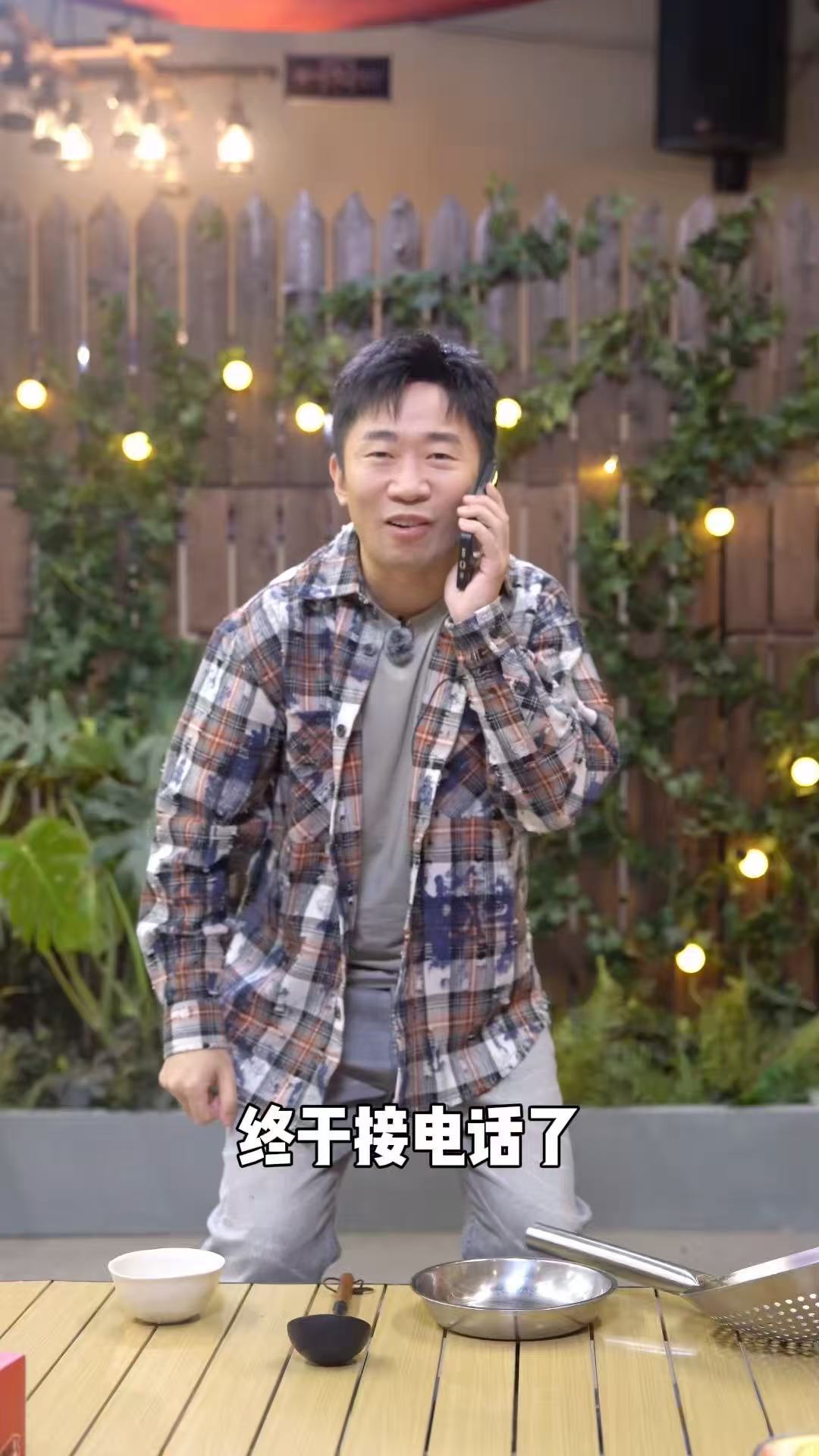 杨迪横店喊人炸出半个内娱 朋友请吃饭 救命！杨迪在横店一吆喝，半个内娱都来要饭吃