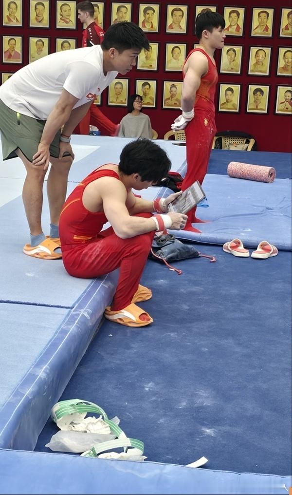 茶今天参加了和瑞士男队友谊赛，应该是比了下吊环，感觉他还挺开心的。