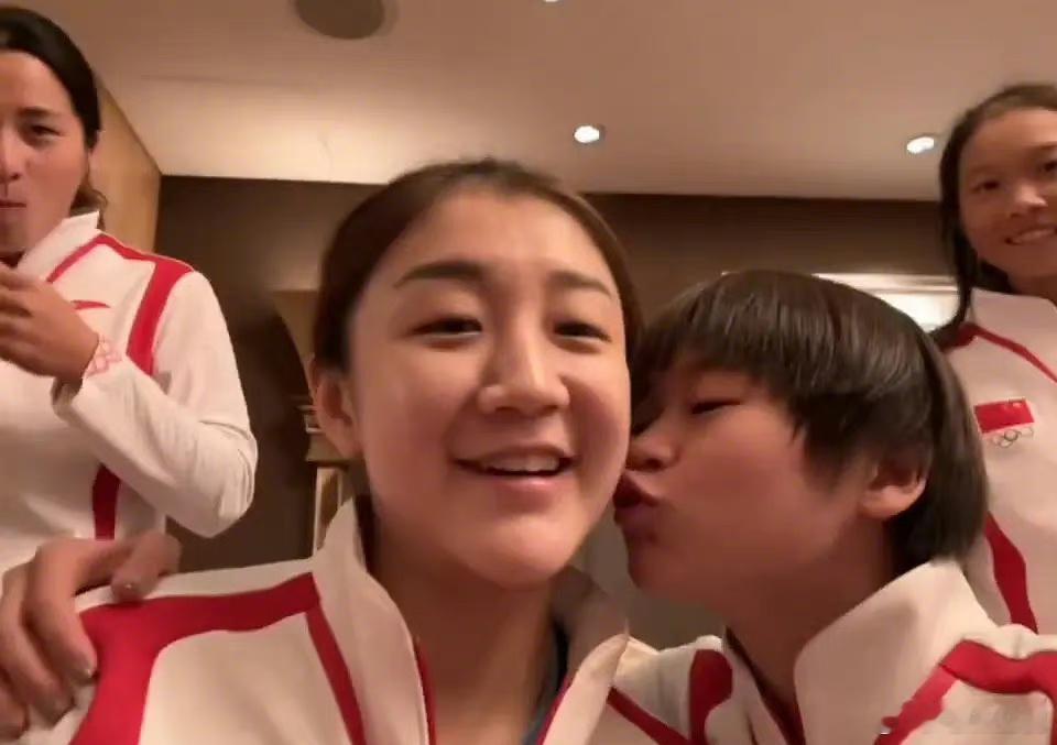 一时间不知道该羡慕谁了，看得出来大家真的很喜欢全红蝉这个小妹妹！谁不想让马龙带着