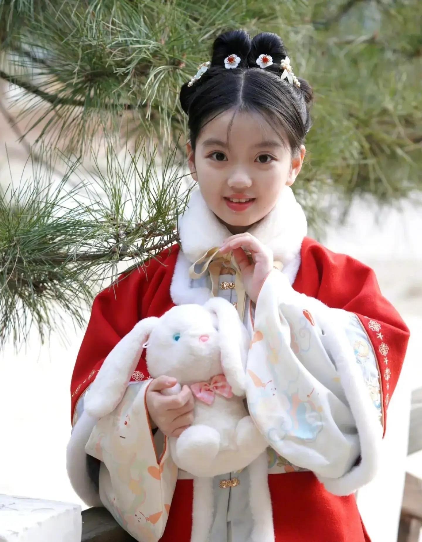 阿拉蕾长大了，时间过得太快了！印象里还是那个戴着圆框眼镜、金句频出的“小大人”，