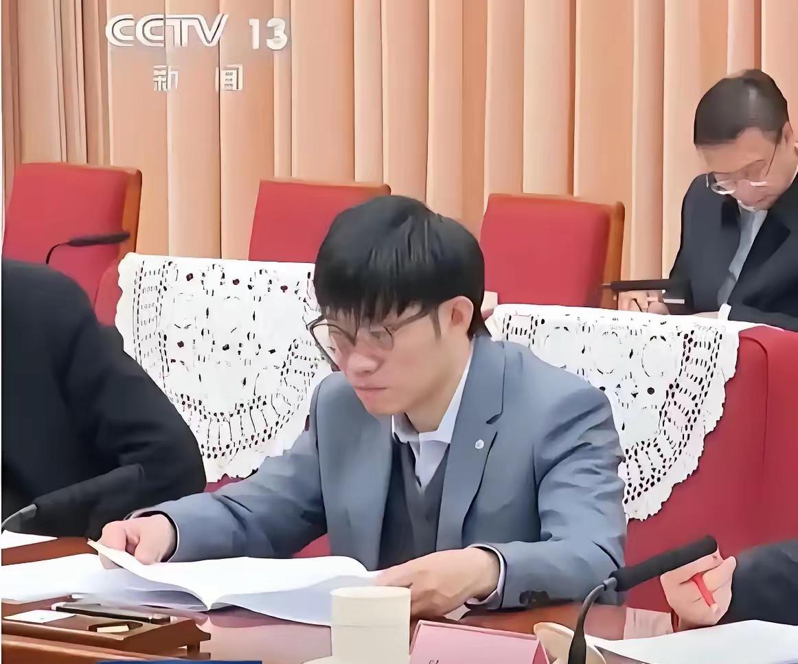 继任正非之后，又一个让美国彻夜忌惮的中国人，悄悄改写了全球AI格局

现在的硅谷