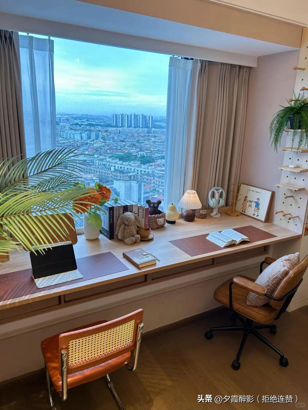 我的治愈角落✨
 
今天花了半小时，把书桌重新归置了一遍。
把最近在读的几本书都