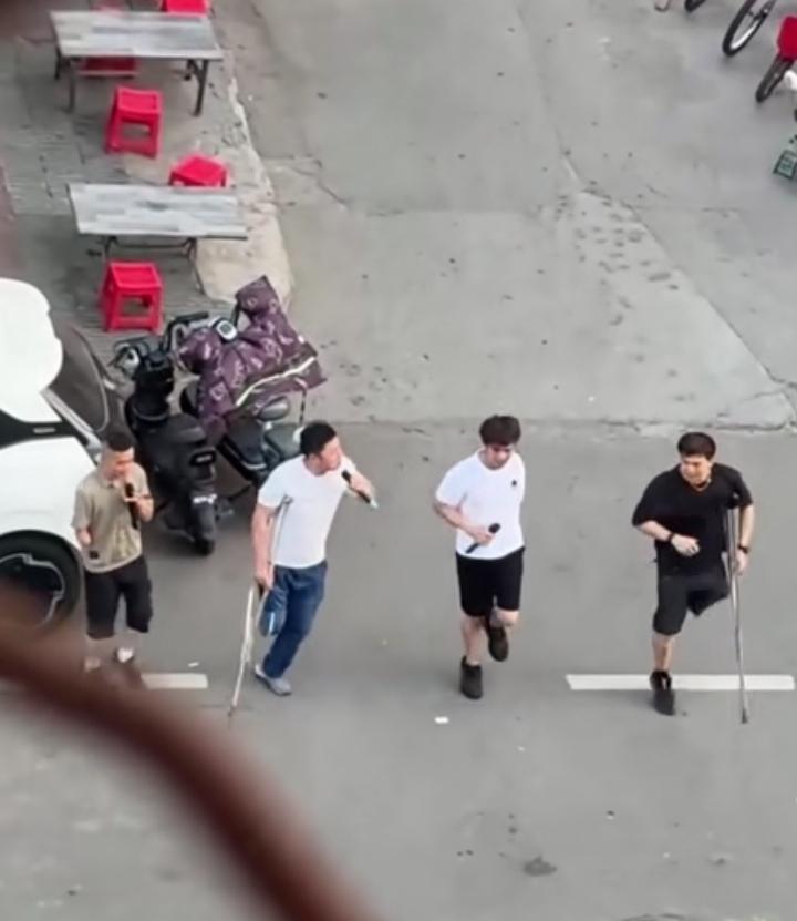 街头这一幕直接戳到我！
几位大哥行动不便，拄着拐杖放声高歌。

生活给了他们重重