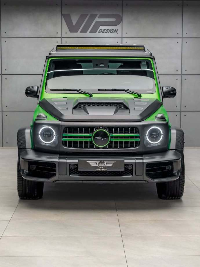 全车覆盖碳纤维套件，从机盖、后视镜外壳到轮眉、后备胎罩，23英寸大轮毂搭配荧光绿